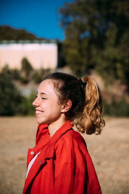 Adolescente feliz sonriendo en el parque