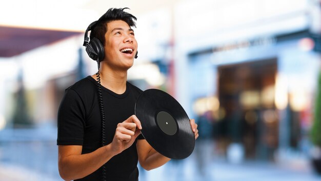 Adolescente feliz sujetando un vinilo