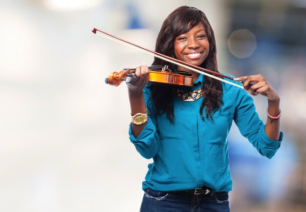 Adolescente feliz tocando el violín