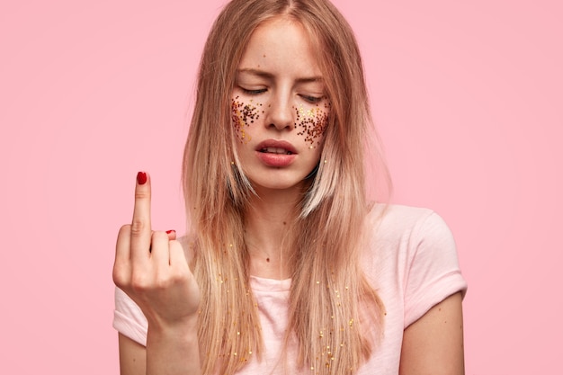 Foto gratuita adolescente femenina grosera muestra el dedo medio