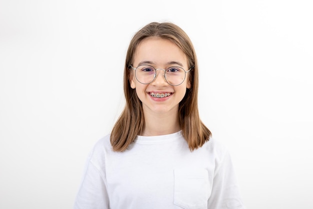 Foto gratuita adolescente con gafas y aparatos ortopédicos en los dientes aislados en blanco