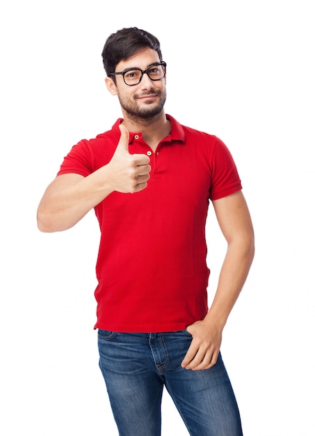 Adolescente con gafas y el pulgar para arriba