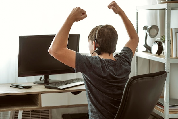 Adolescente ganando un videojuego