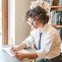 Foto gratuita adolescente haciendo tareas de matemáticas en la biblioteca