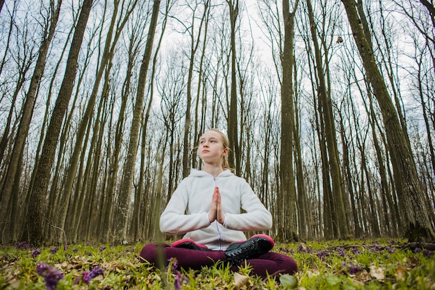 Foto gratuita adolescente haciendo yoga en el bosque