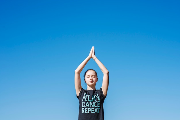 Foto gratuita adolescente haciendo yoga