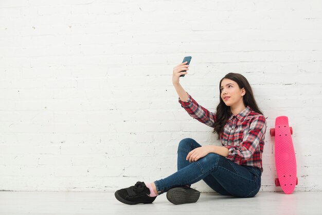 Adolescente haciéndose selfie