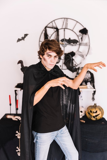 Foto gratuita adolescente con halloween sombrío haciendo gestos zombie