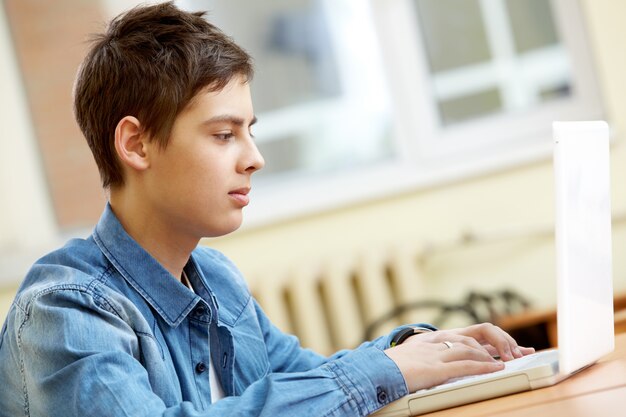 Adolescente inteligente estudiando en clase