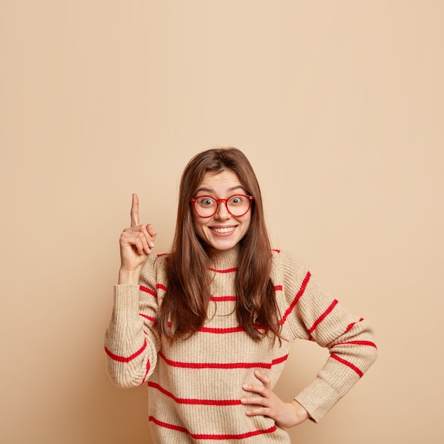 Foto gratuita adolescente de jengibre con anteojos rojos