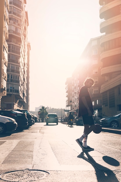 Foto gratuita adolescente jugando al baloncesto en la calle