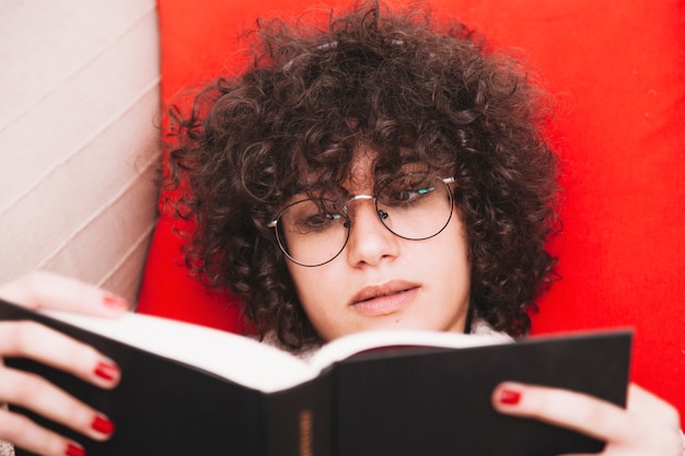 Foto gratuita adolescente leyendo buen libro