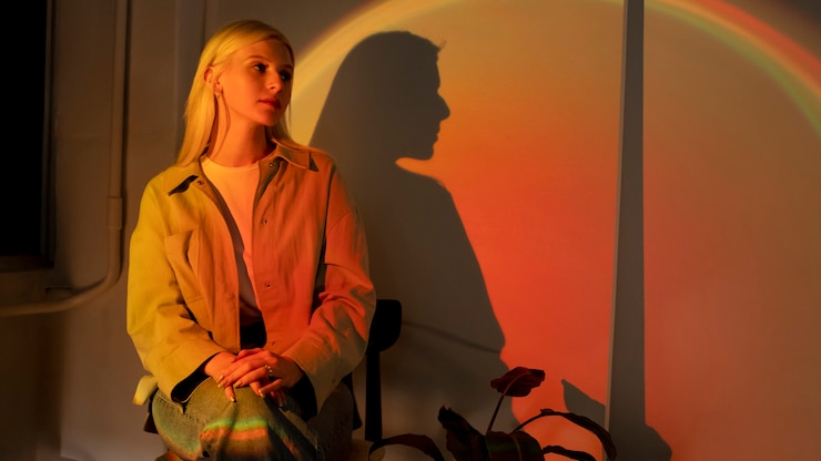 Foto gratuito adolescente a la luz del proyector de cine