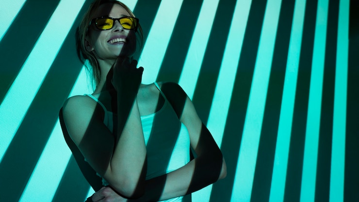 Foto gratuito adolescente a la luz del proyector de cine