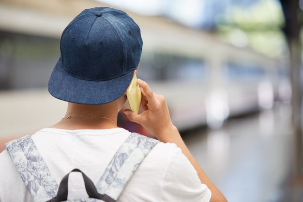 Adolescente con mochila y gorra