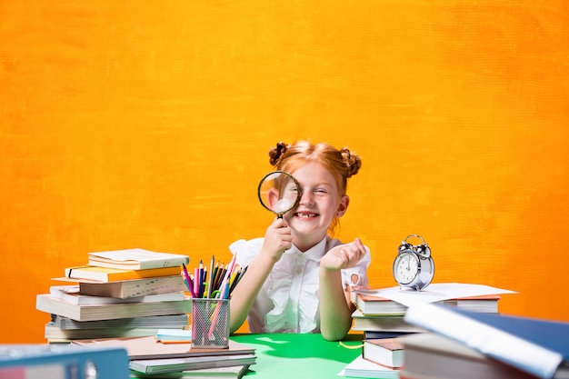 Adolescente con muchos libros