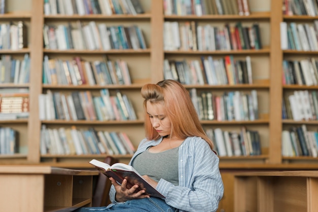 Adolescente mujer disfrutando de lectura