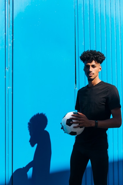 Adolescente negra con balon de futbol