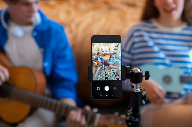 Foto gratuito adolescente y niña grabando música en su estudio casero con guitarra