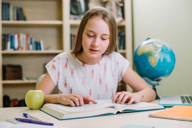 Adolescente, niña, lectura