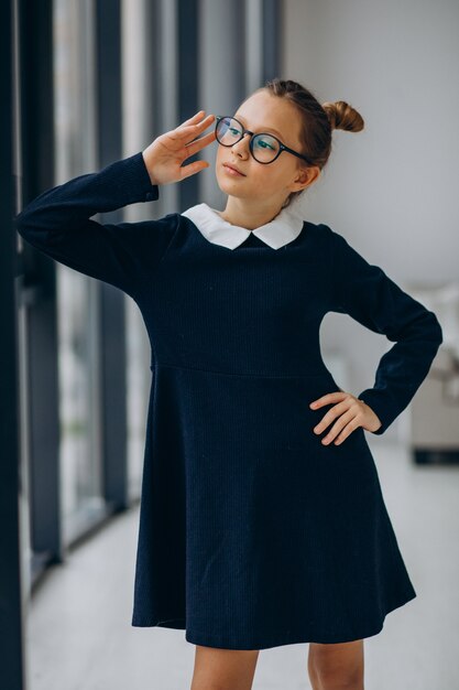 Adolescente niña en uniforme escolar