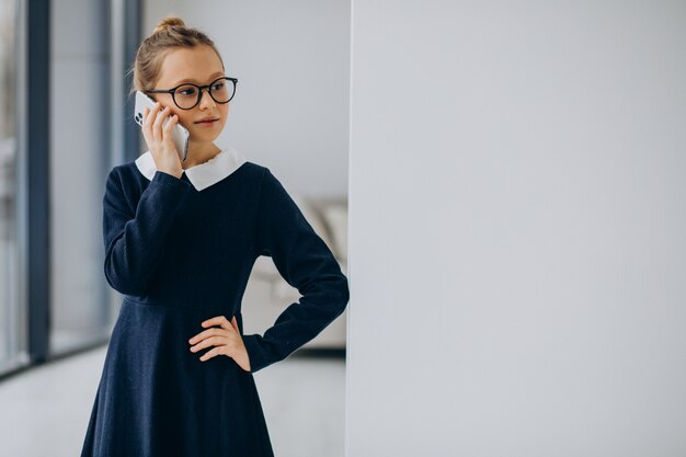 Adolescente niña en uniforme escolar