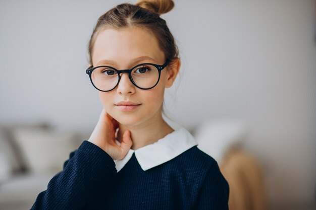 Adolescente niña en uniforme escolar