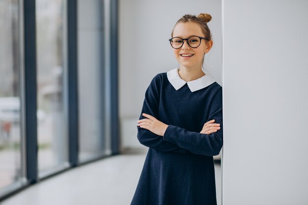 Adolescente niña en uniforme escolar