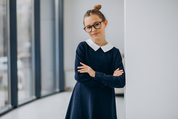 Adolescente niña en uniforme escolar