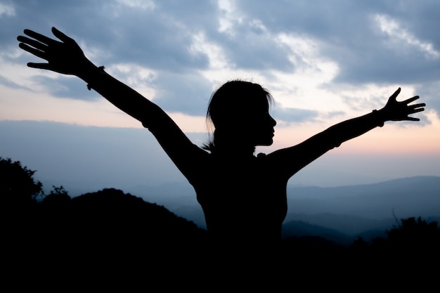 Adolescente con la oración. Concepto de paz, esperanza, sueños.