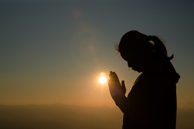 Adolescente con la oración. Concepto de paz, esperanza, sueños.