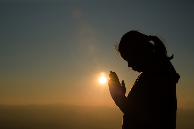 Adolescente con la oración. Concepto de paz, esperanza, sueños.