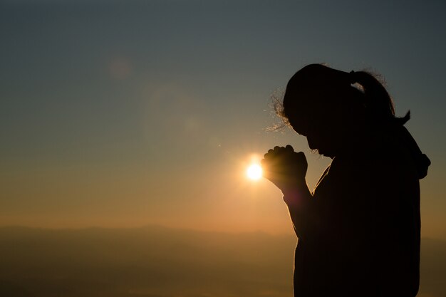 Adolescente con la oración. Concepto de paz, esperanza, sueños.