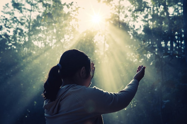 Adolescente con la oración. Concepto de paz, esperanza, sueños.