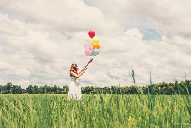 Adolescente pasándolo bien con globos al aire libre