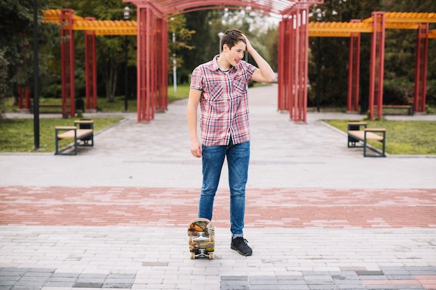 Foto gratuita adolescente con patín en el parque