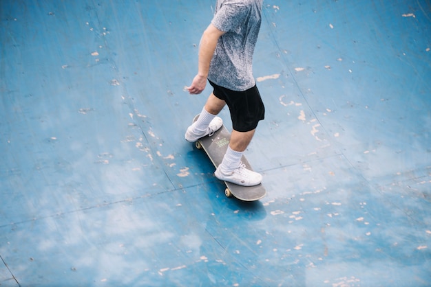 Foto gratuita adolescente patinando en un tazón