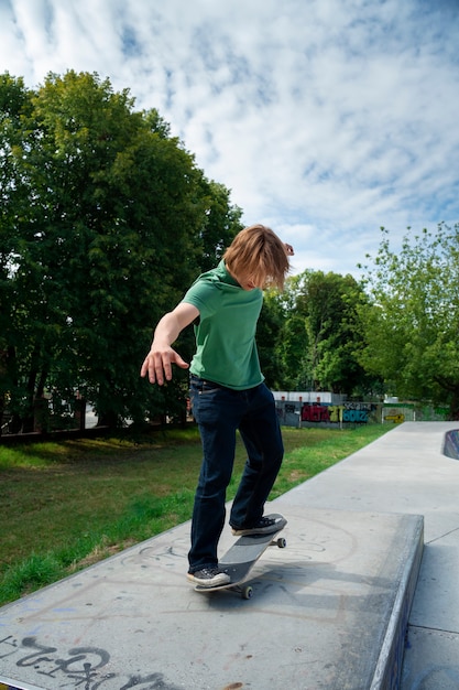 Foto gratuita adolescente, en, patineta, aire libre, vista lateral