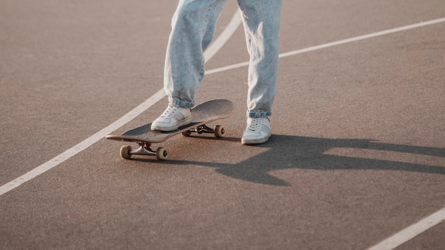 Adolescente con patineta al aire libre