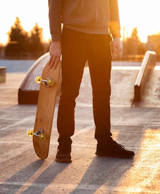 Adolescente con patineta cerrar