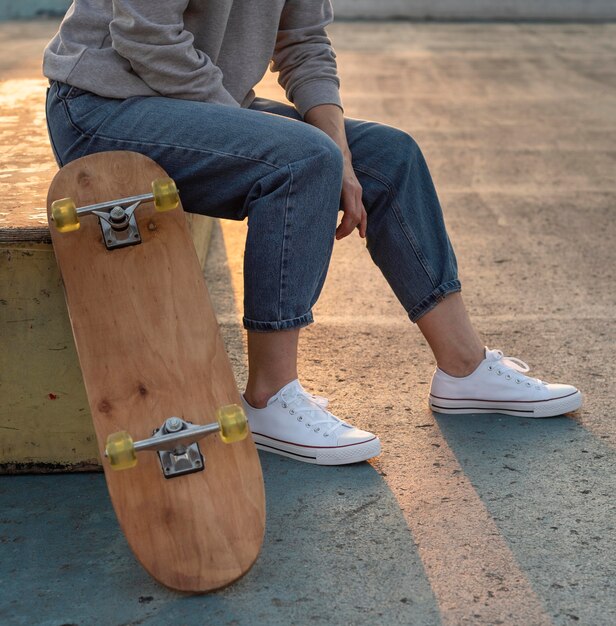 Adolescente con patineta cerrar