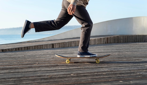 Adolescente con patineta cerrar