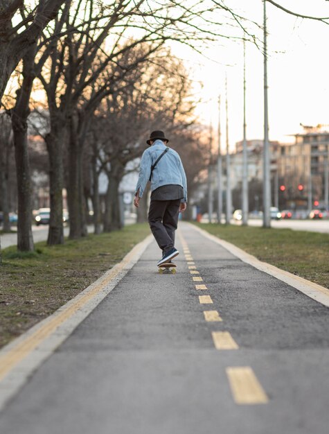 Adolescente con patineta