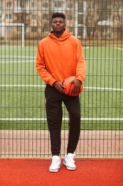 Foto gratuita adolescente posando en el campo de baloncesto