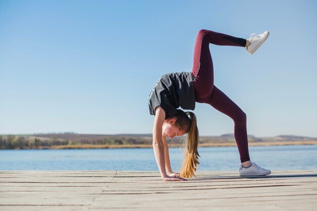 Foto gratuita adolescente en una pose de rueda legged