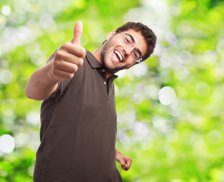 Foto gratuito adolescente positivo mostrando el pulgar para arriba