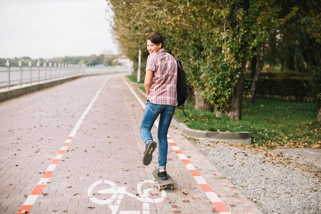 Foto gratuita adolescente que se divierte en patineta