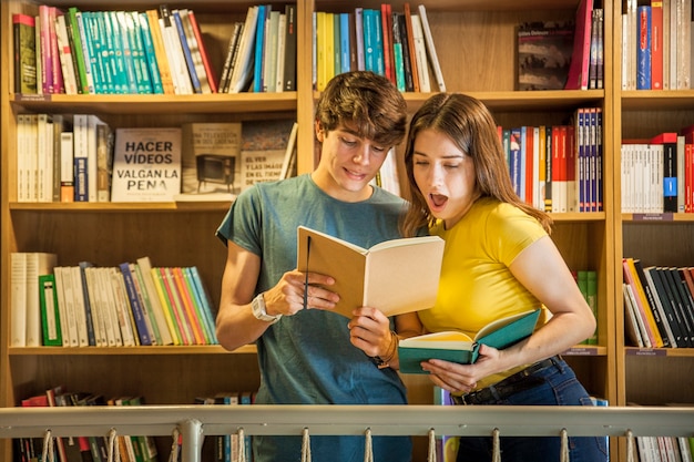 Foto gratuita adolescente que muestra el cuaderno a la novia sorprendida