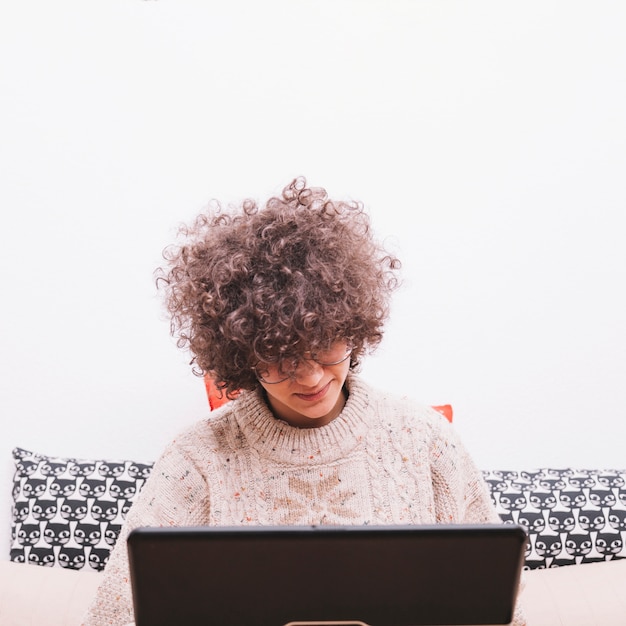 Adolescente que usa la computadora portátil