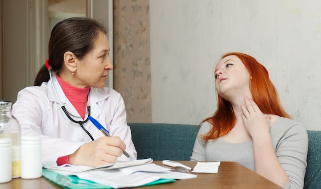 Adolescente, quejándose, doctor, sobre, síntomas